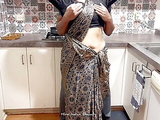 Sexy Indian Wifey Gives Best Suck Off To Her Bro-in-law - Traditional Desi Saree Orgy