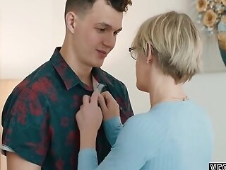 Huge-chested Stepmom And Dee Williams - Pervert Stepson Gets Big-boobed Matures Stepmom To Suck And Fuck Him